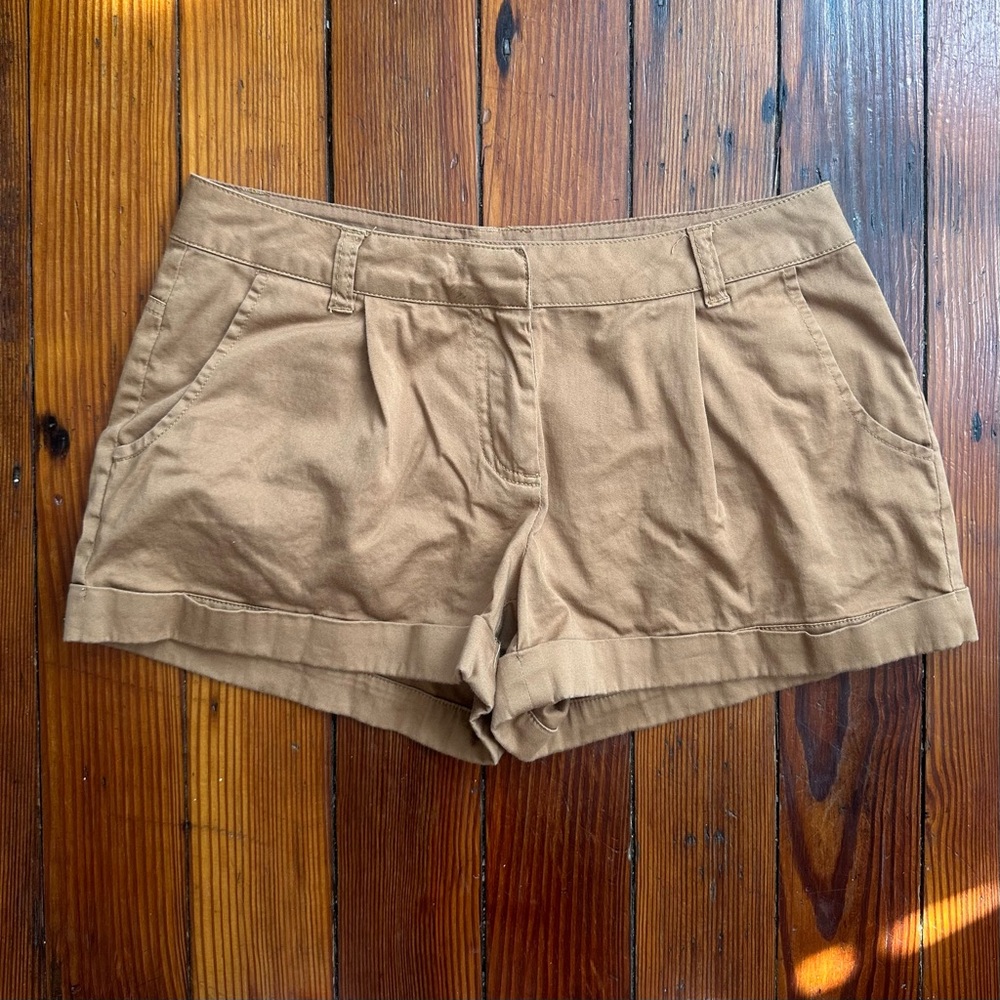 2000s/2010s Forever 21 Exclusive low/mid rise tan pleated chino shorts Small